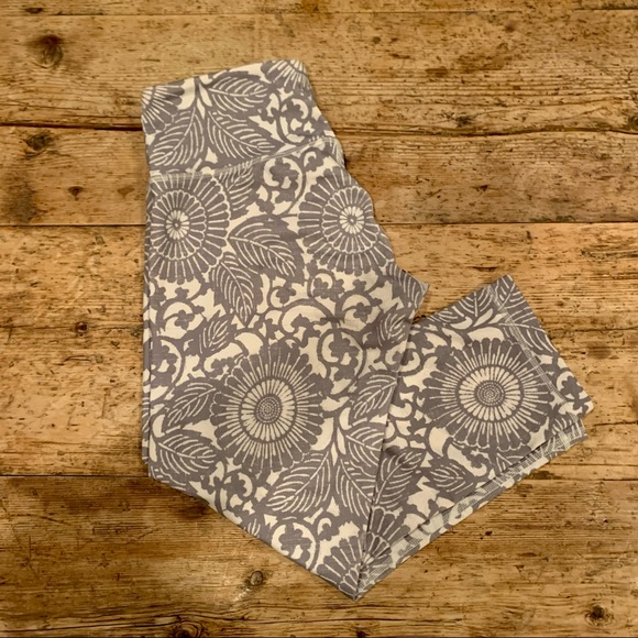 lululemon athletica Pants - Lululemon Gray and White Cropped Leggings Mid-Rise Size 6